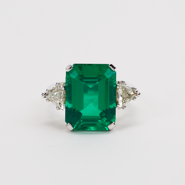 DIAMOND, EMERALD WHITE GOLD  TRILOGY RING 54