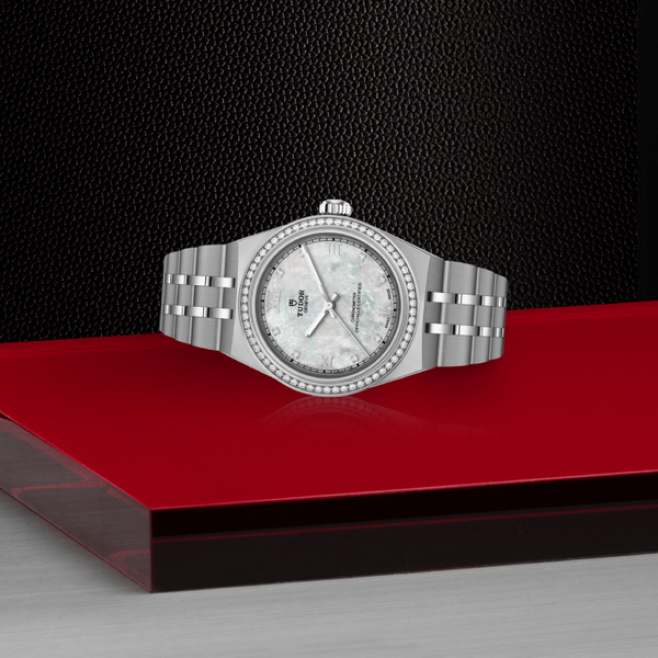 Tudor Royal30mm steel casemother-of-pearl dial